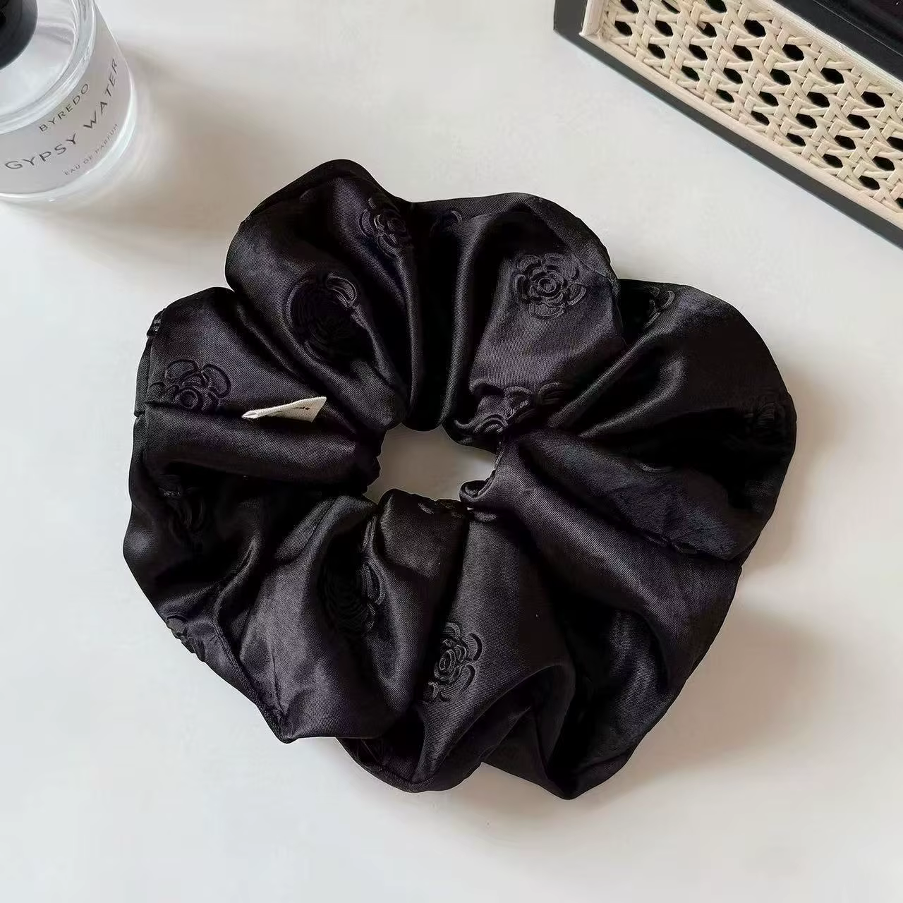 Écharpe carrée en satin blanc crème camélia haut de gamme, style scrunchie, accessoires de cheveux p