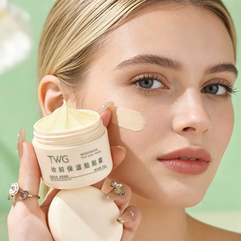 Patchs et crèmes hydratants avant le maquillage, légers et naturels, créant un look de maquillage cl