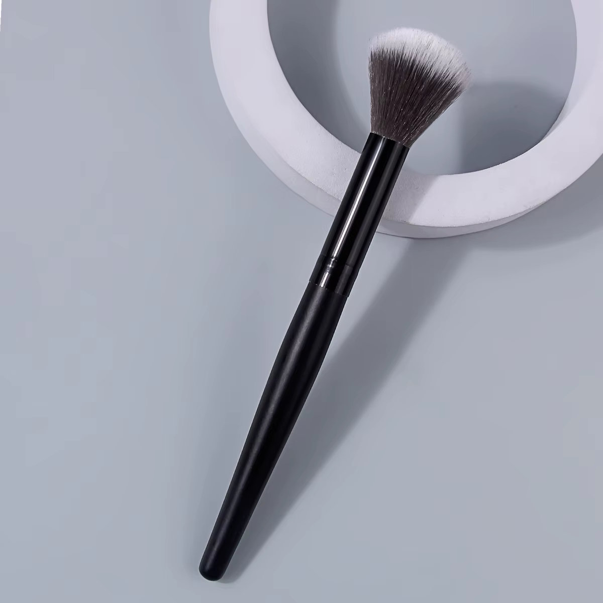 Pinceau de maquillage professionnel pour surligneur, blush, contour et poudre fixante, pour un maqui