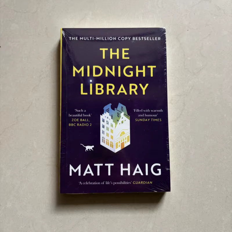 La bibliothèque de minuit de Matt Haig, livre broché en anglais