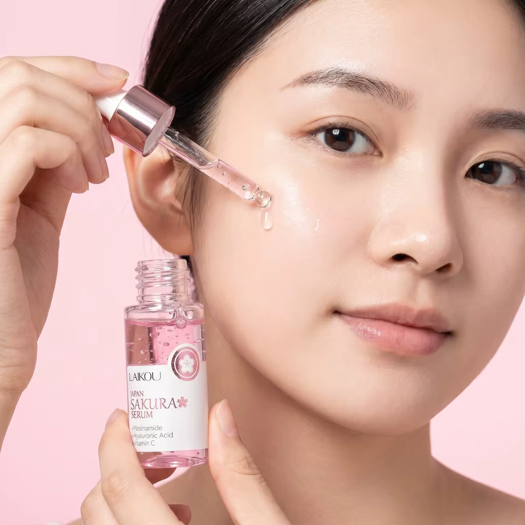 Sérum LAIKOU Japon Sakura à la Niacinamide, Vitamine C et Acide Hyaluronique – Essence Hydratante, É