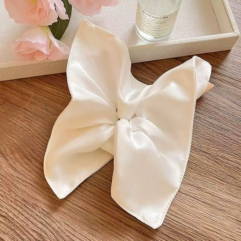 Écharpes carrées en satin blanc crème ornées de perles |   Élastiques à cheveux élégants pour femmes