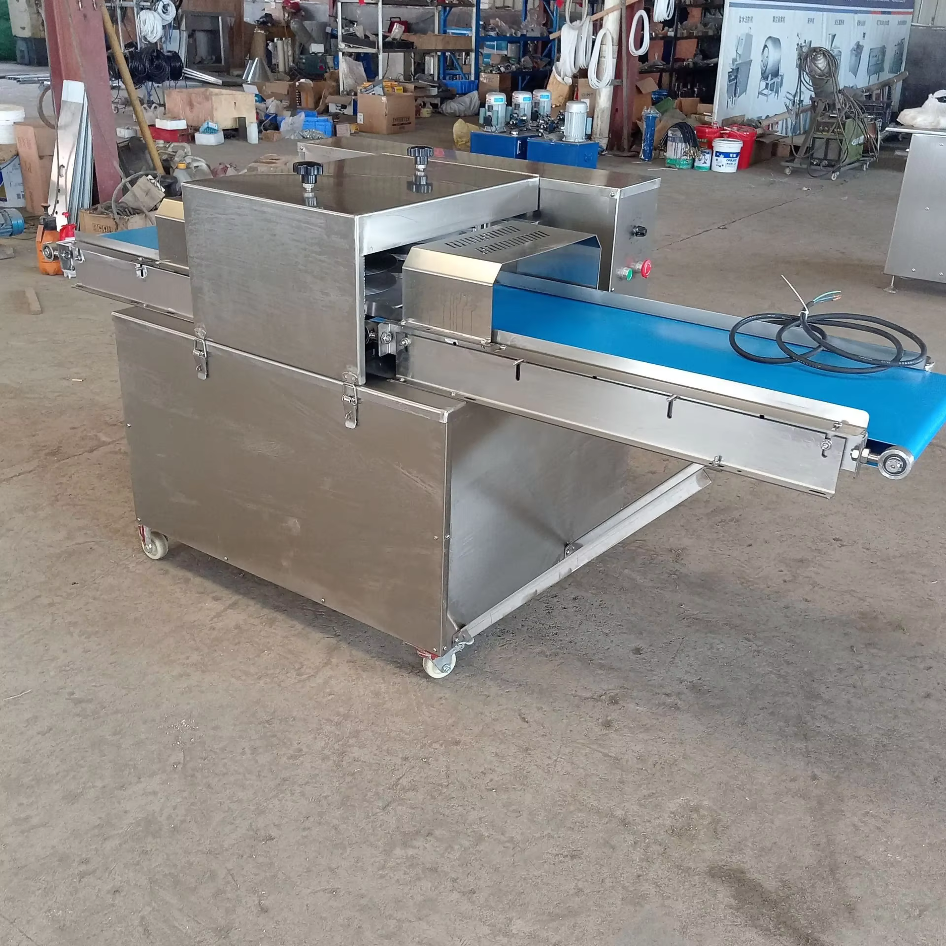 Trancheuse de viande fraîche de poitrine de poulet cru Machine commerciale trancheuse de viande fraîche Machine de découpe de viande
