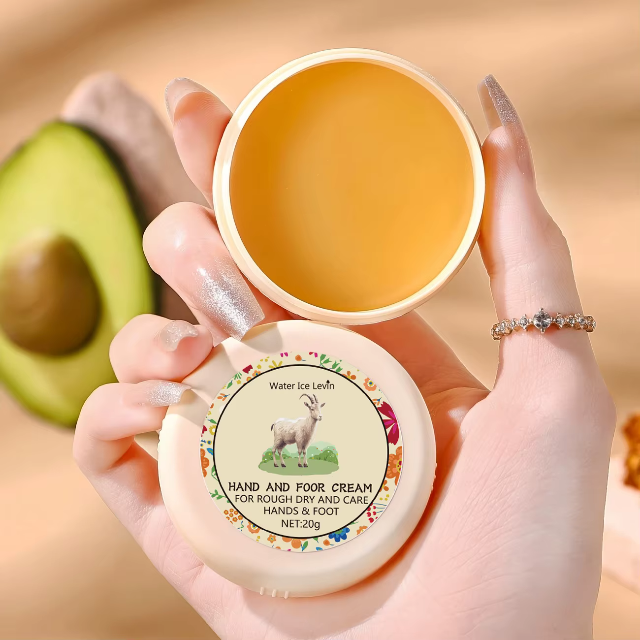 La pommade pour les mains et les pieds craquelés est riche en miel et à l'acide hyaluronique
