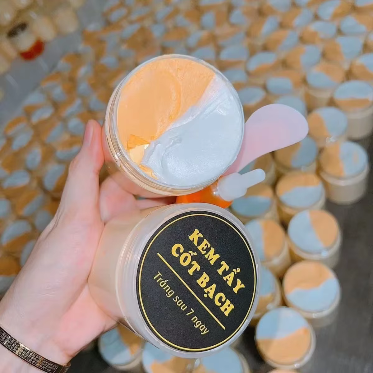200gr Crème Corporelle Super Blanche à Action Rapide et Efficace, avec Cuillère à Mélanger Incluse - Parfumée, Douce et Facile à Utiliser, Pot pour une Peau Blanche et Lisse