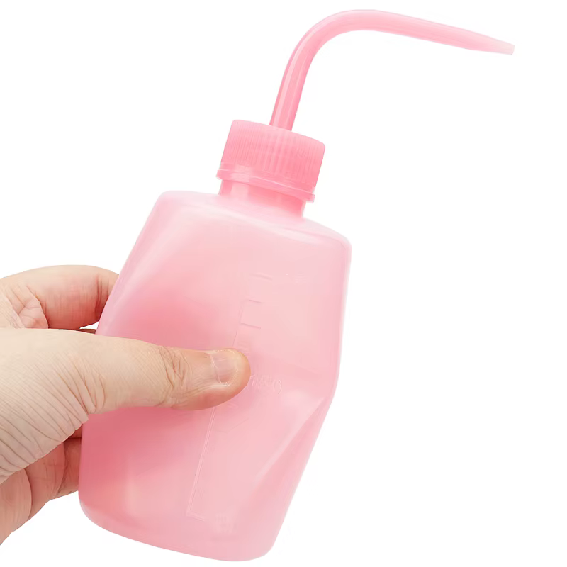 Bouteille de lavage de cils propre avec bec incurvé