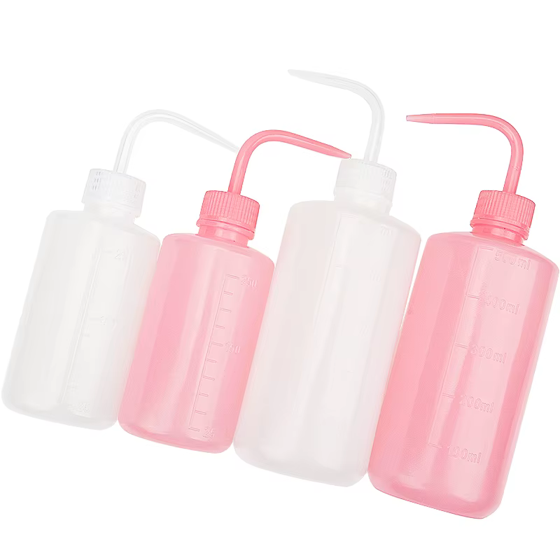 Bouteille de lavage de cils propre avec bec incurvé