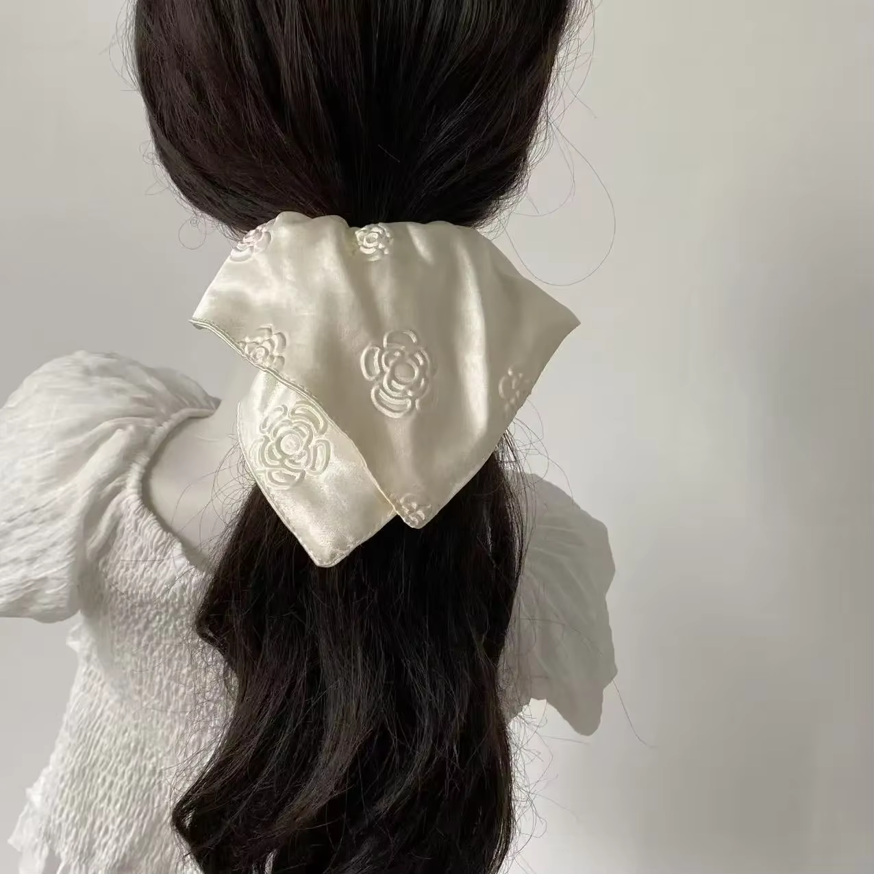 Écharpe carrée en satin blanc crème camélia haut de gamme, style scrunchie, accessoires de cheveux pour femmes, tendance et élégante