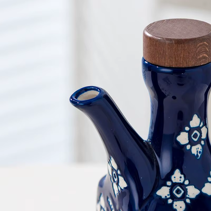 Ensemble de galettes en céramique avec bec verseur, bouteilles d'huile de cuisine et de verre en vinyle, design floral moderne, pots de rangement décoratifs sur comptoir