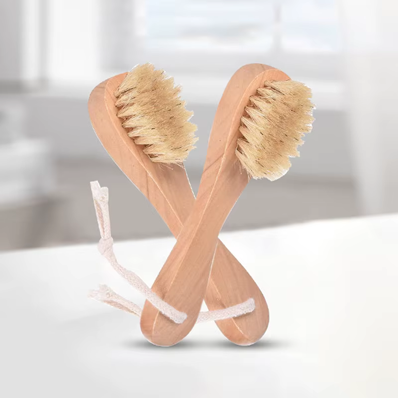 Brosse à visage en bois avec manche en bois