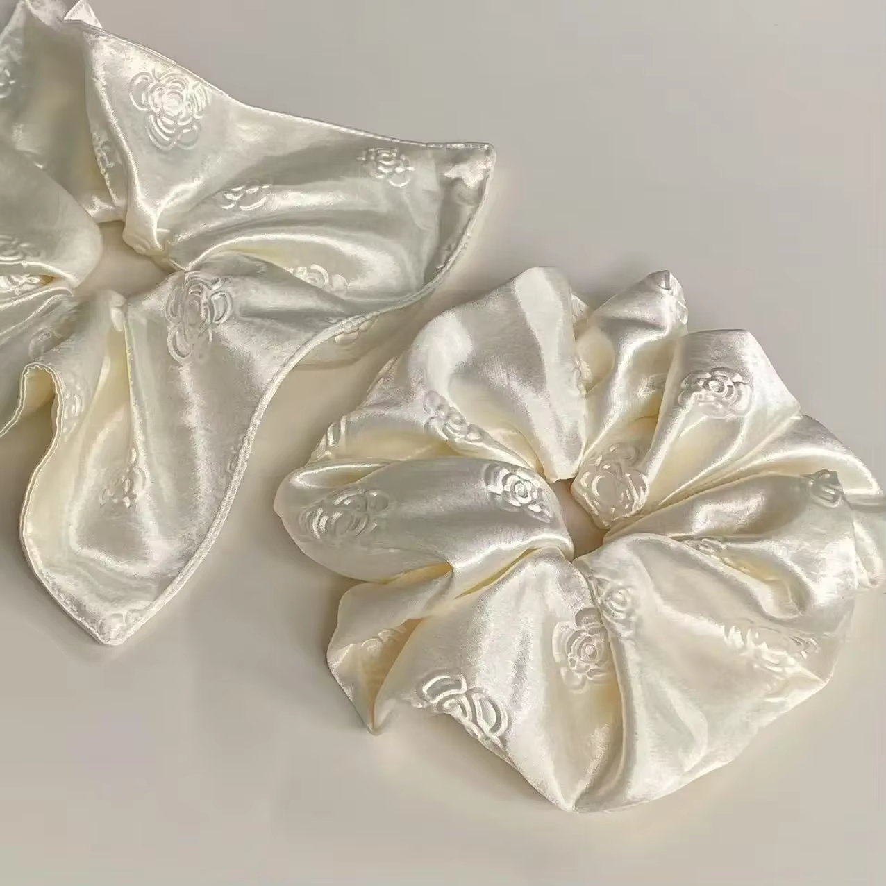 Écharpe carrée en satin blanc crème camélia haut de gamme, style scrunchie, accessoires de cheveux pour femmes, tendance et élégante