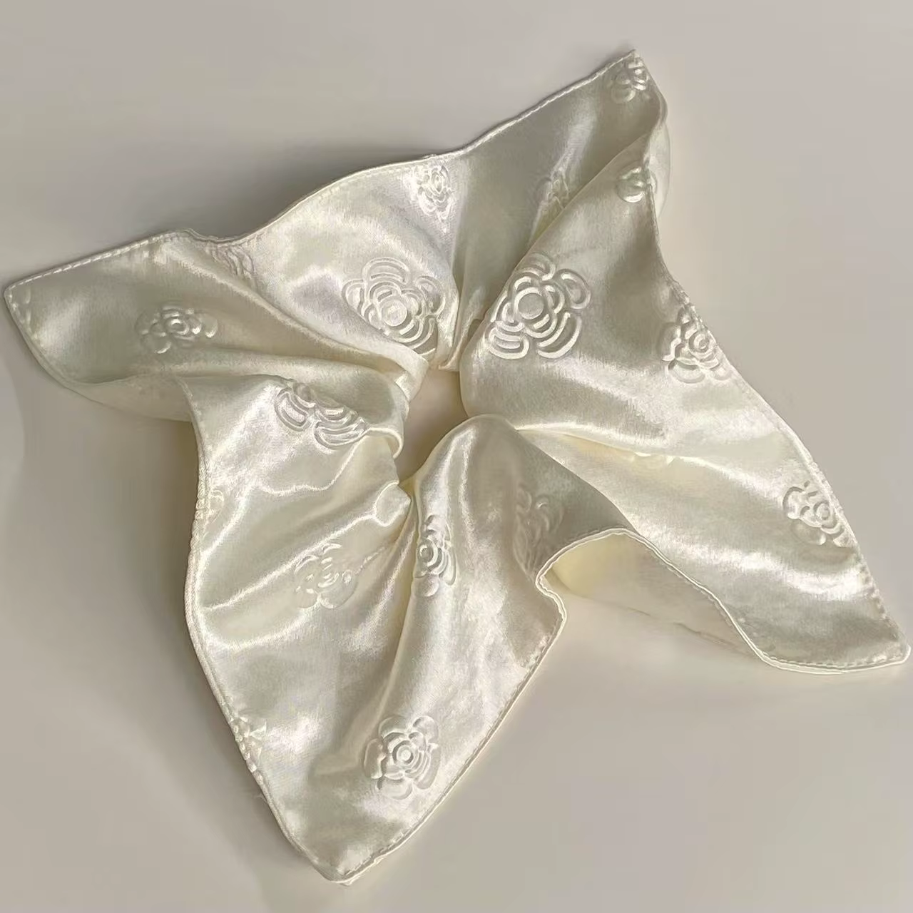 Écharpe carrée en satin blanc crème camélia haut de gamme, style scrunchie, accessoires de cheveux pour femmes, élégance et tempérament