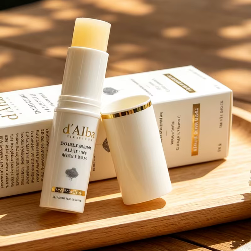 Crème hydratante légère et solide à la truffe blanche parfumée de la marque Dalba, facile à absorber, produits de soin de la peau