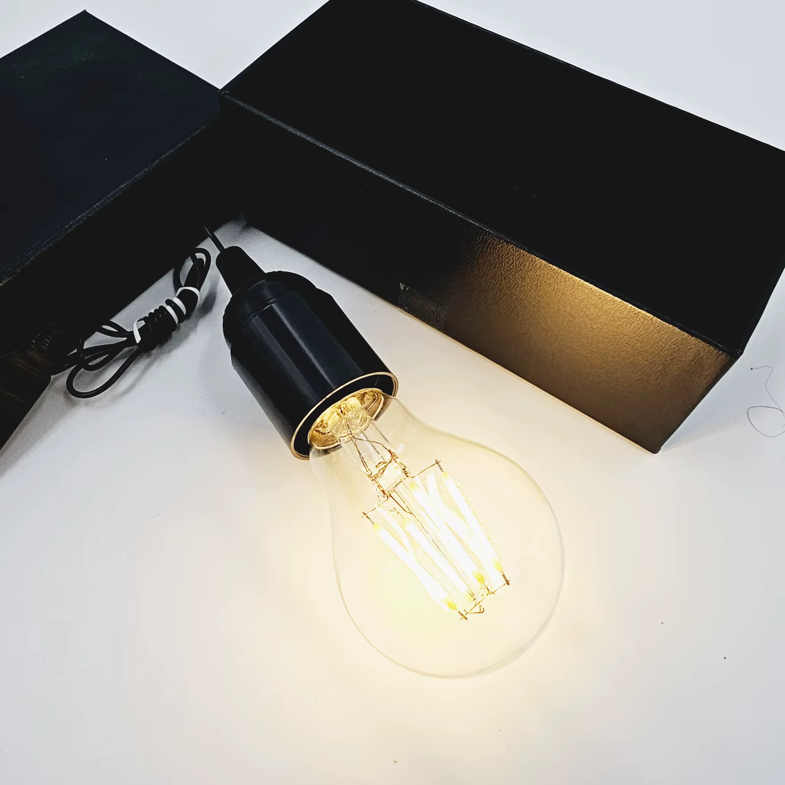 Lumière de dieu (contrôle magnétique) tours de magie puissance mystérieuse ampoule de magie magicien scène fête de rue Illusion Gimmick accessoire