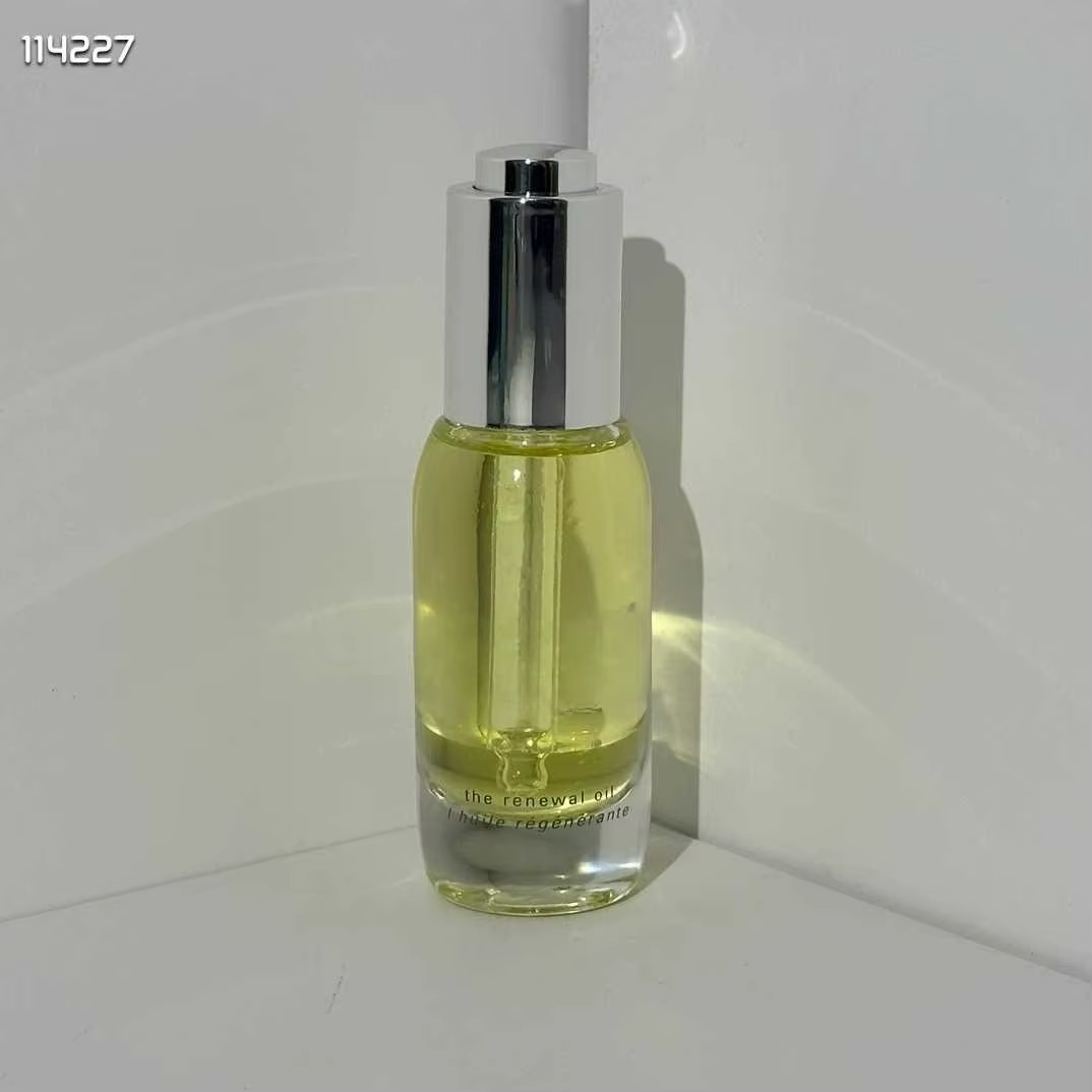 La Lotion Traitante 150ml, l'émulsion infusante 125ml, l'outil de maquillage