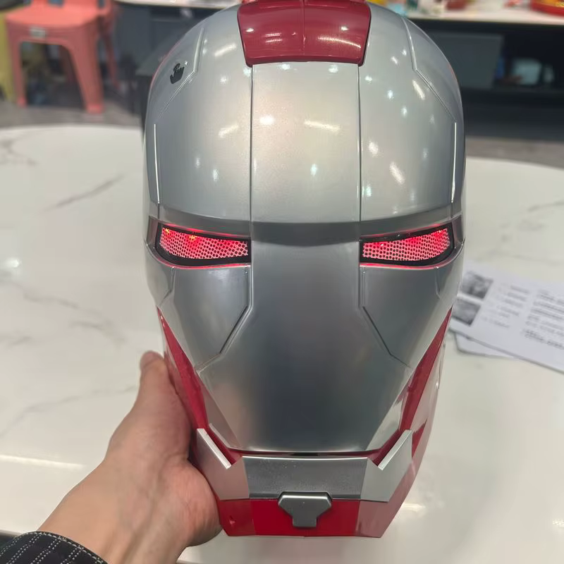 Iron Man masque 1:1 dessin animé casque électrique portable ouverture et fermeture automatiques modèle adulte tendance jouet cadeau d'anniversaire
