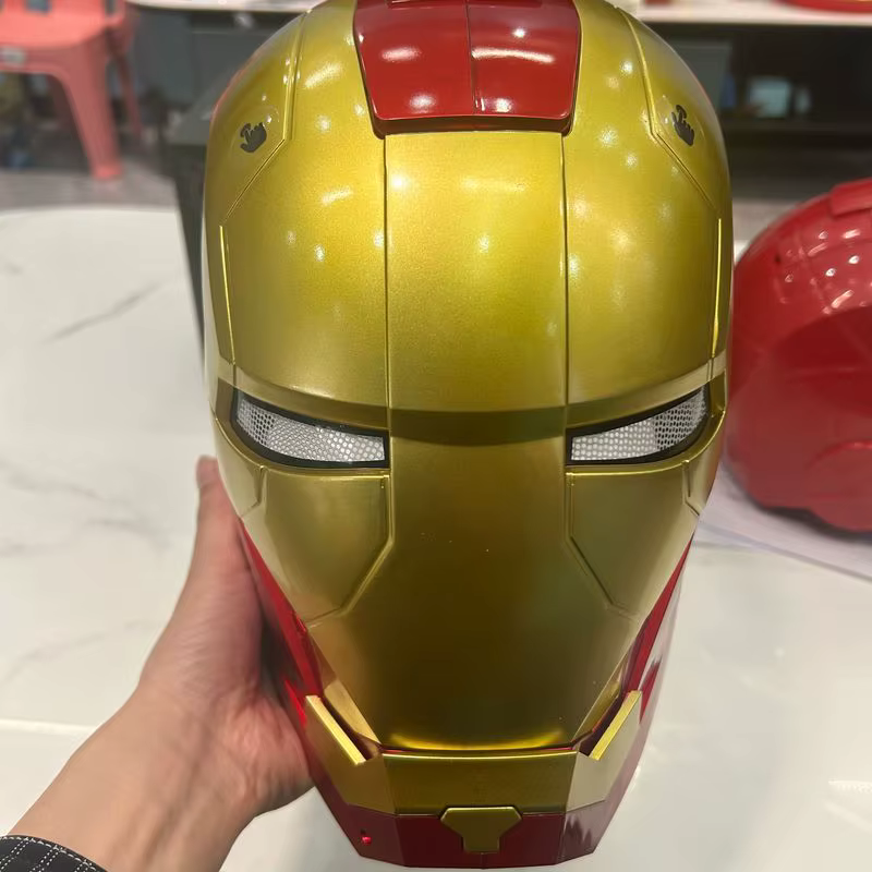 Iron Man masque 1:1 dessin animé casque électrique portable ouverture et fermeture automatiques modèle adulte tendance jouet cadeau d'anniversaire