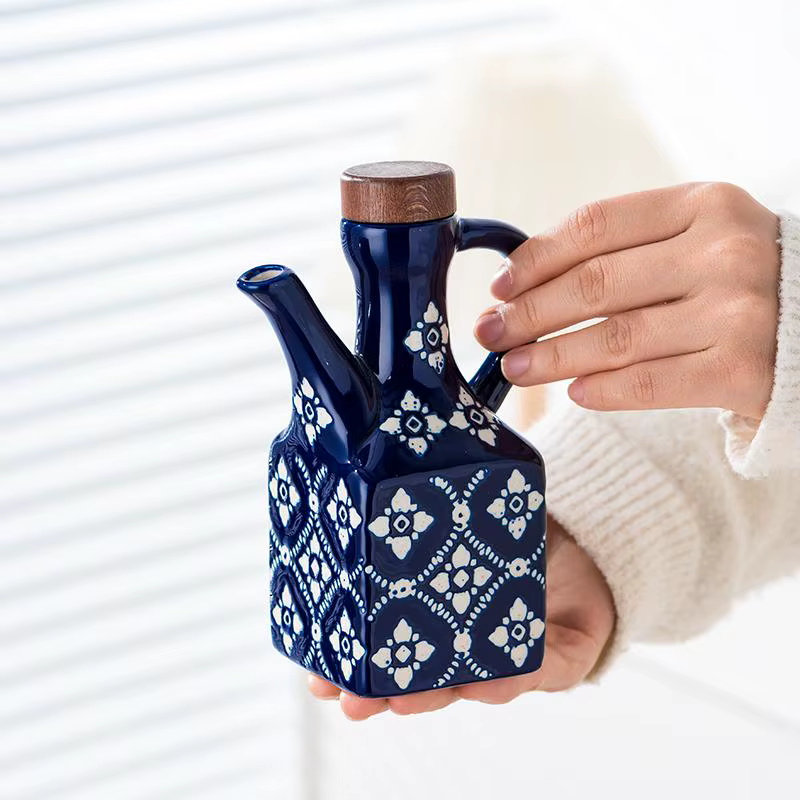 Ensemble de galettes en céramique avec bec verseur, bouteilles d'huile de cuisine et de verre en vinyle, design floral moderne, pots de rangement décoratifs sur comptoir