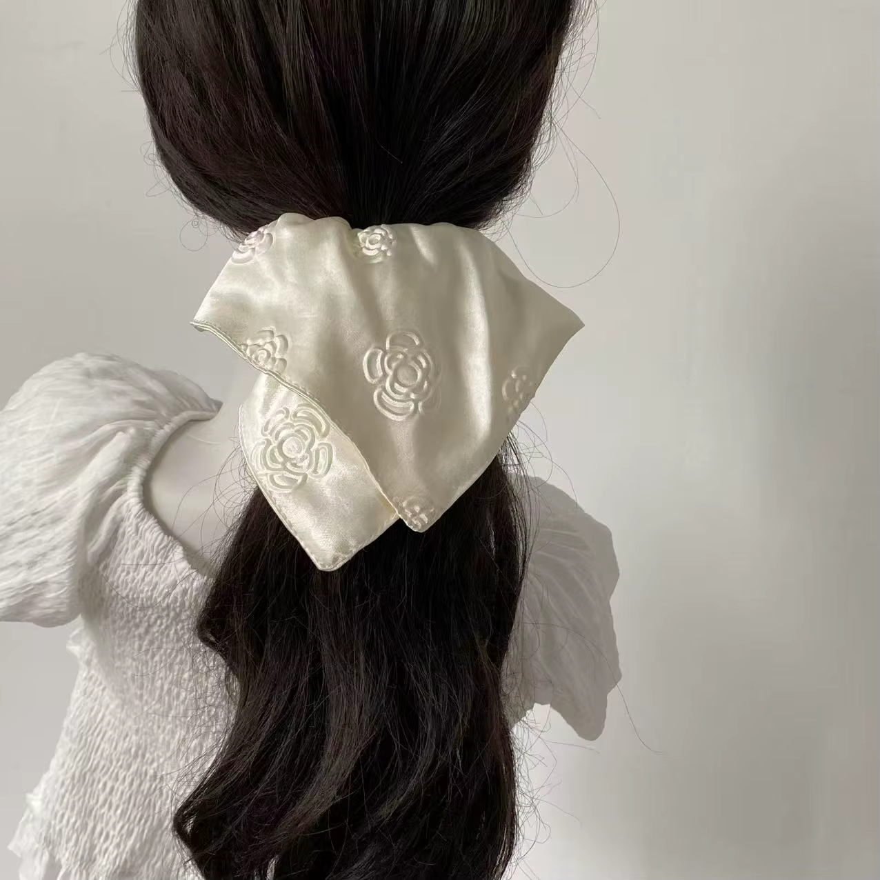 Écharpe carrée en satin blanc crème camélia haut de gamme, style scrunchie, accessoires de cheveux pour femmes, élégance et tempérament