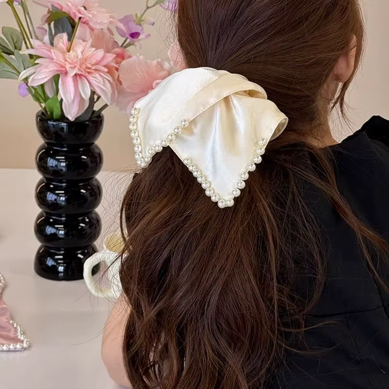 Écharpes carrées en satin blanc crème ornées de perles |   Élastiques à cheveux élégants pour femmes, accessoires pour chignon et queue de cheval