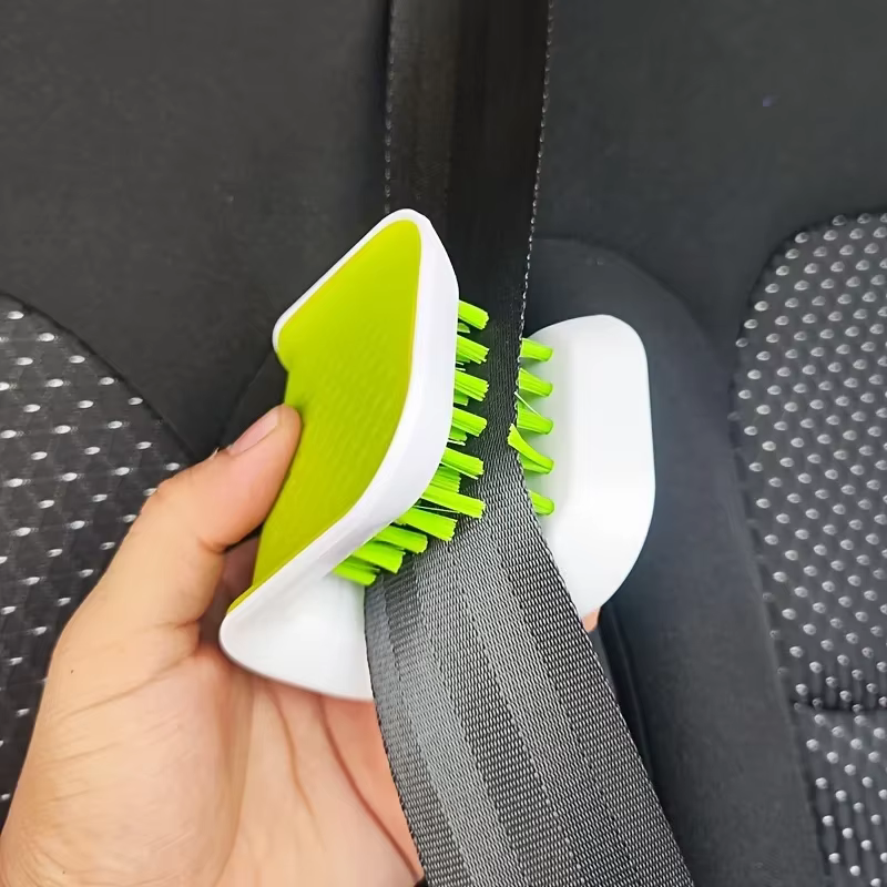 Gardez vos sièges de voiture propres et frais grâce à cette brosse de nettoyage pour ceinture de sécurité de voiture (1 pièce)!