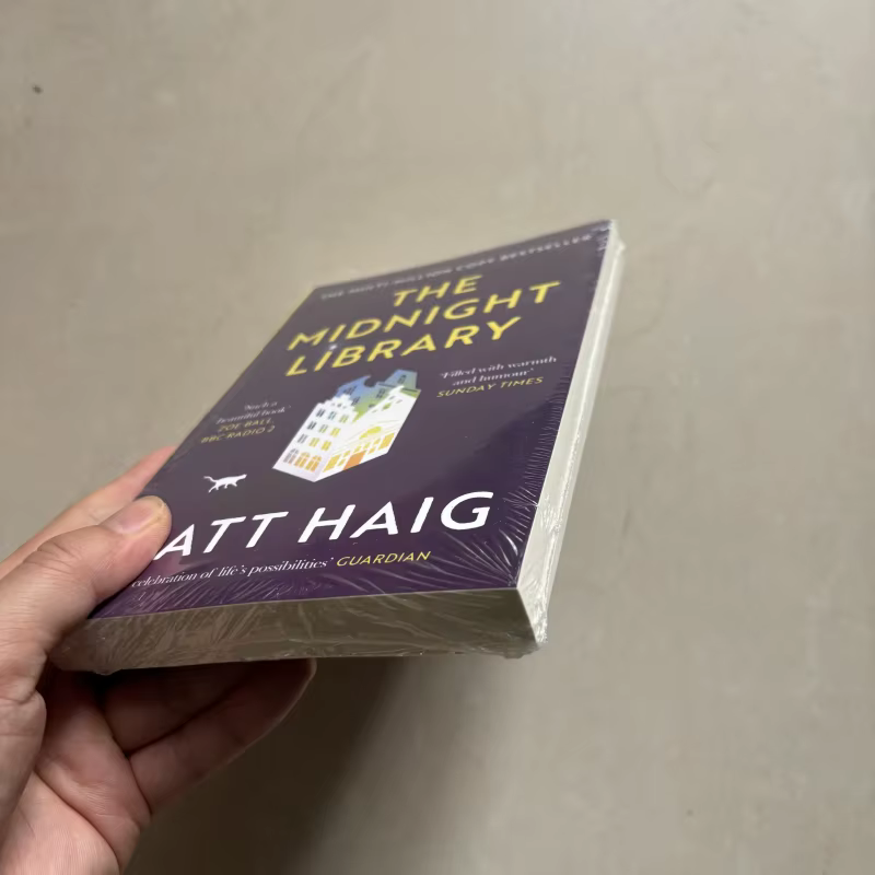 La bibliothèque de minuit de Matt Haig, livre broché en anglais