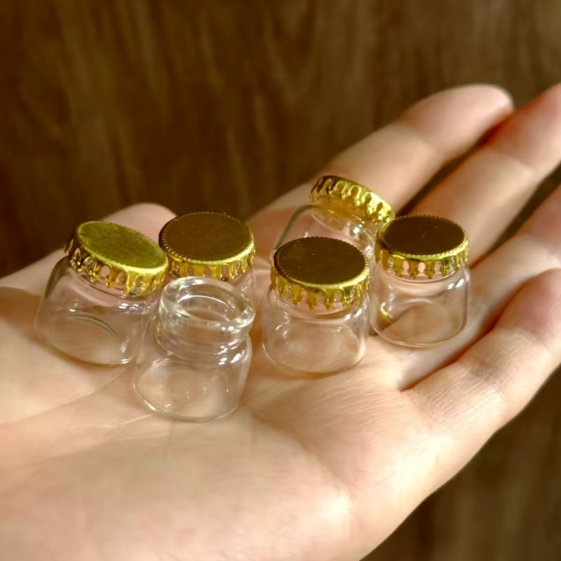 Miniatures de bouteilles en verre-modèle de cuisine miniature mignon et exquis avec bouchons dorés, accessoires de bricolage et fournitures de projets artisanaux.