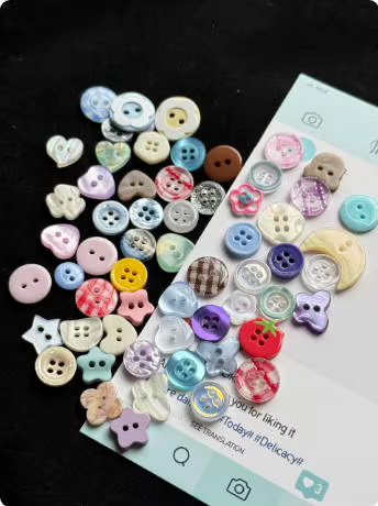 40 pièces de boutons couleur crème, boîte surprise, styles variés, style Ins, pour la décoration de carnets, accessoires de vêtements de poupées DIY et la fabrication de bijoux perlés