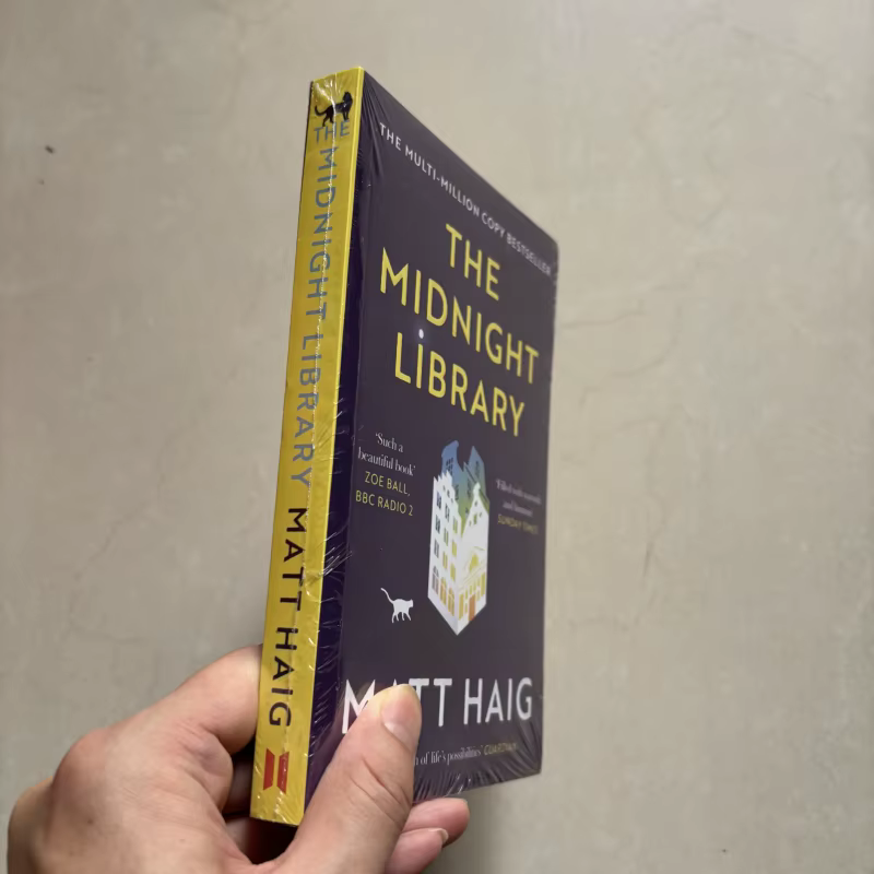 La bibliothèque de minuit de Matt Haig, livre broché en anglais