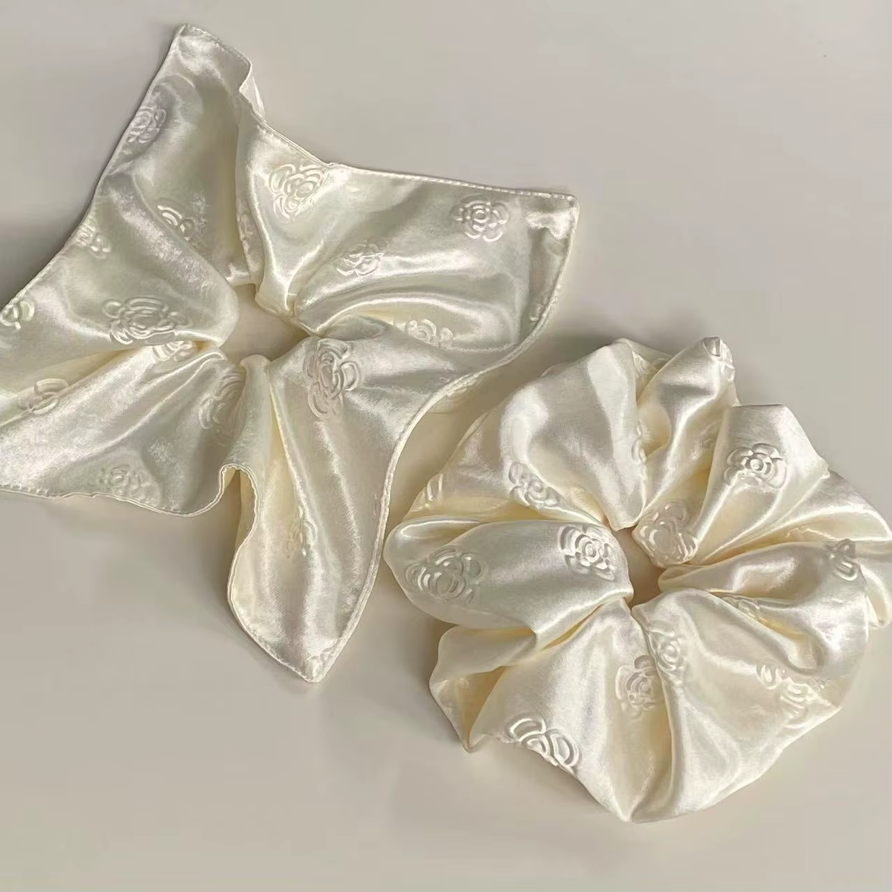 Écharpe carrée en satin blanc crème camélia haut de gamme, style scrunchie, accessoires de cheveux pour femmes, élégance et tempérament