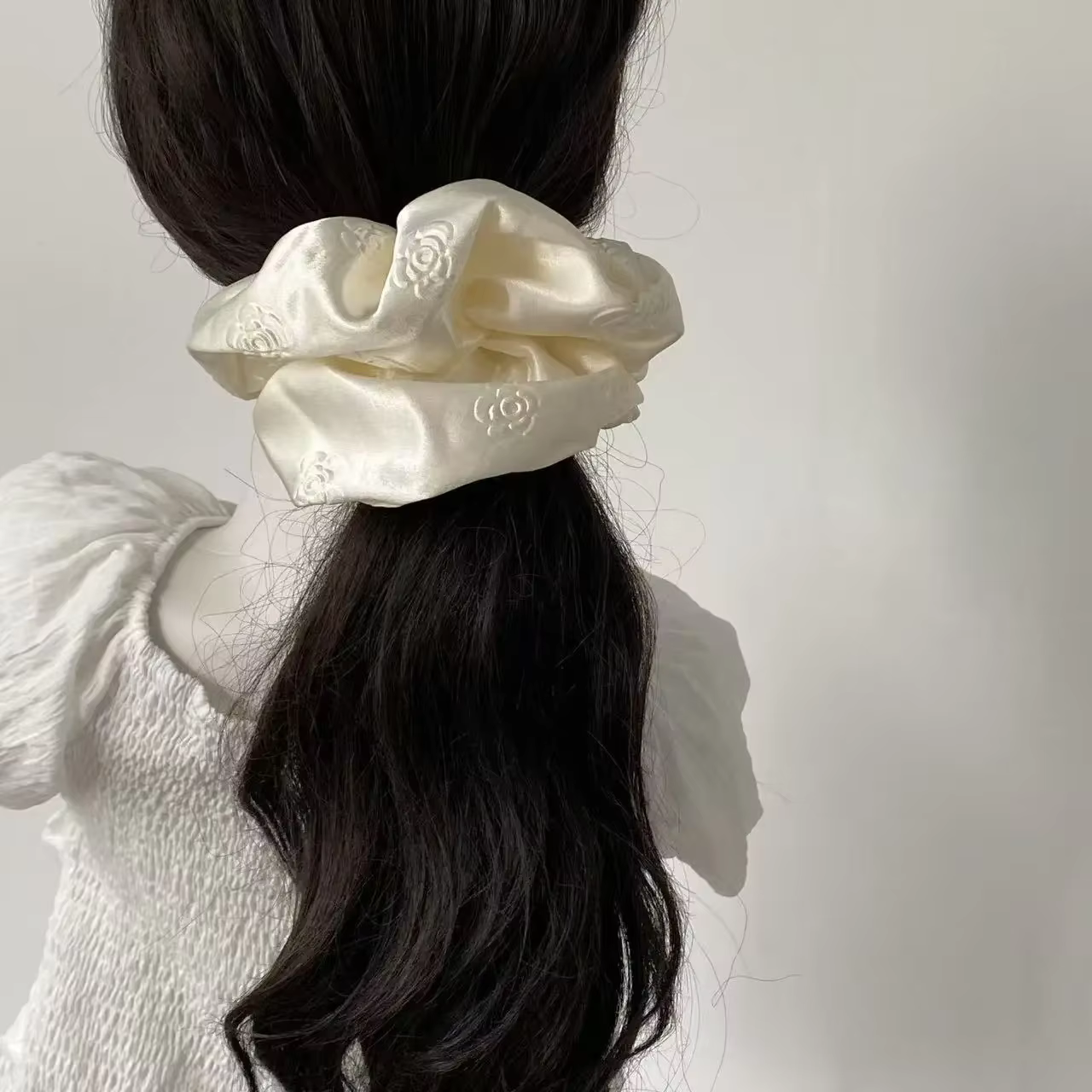 Écharpe carrée en satin blanc crème camélia haut de gamme, style scrunchie, accessoires de cheveux pour femmes, tendance et élégante