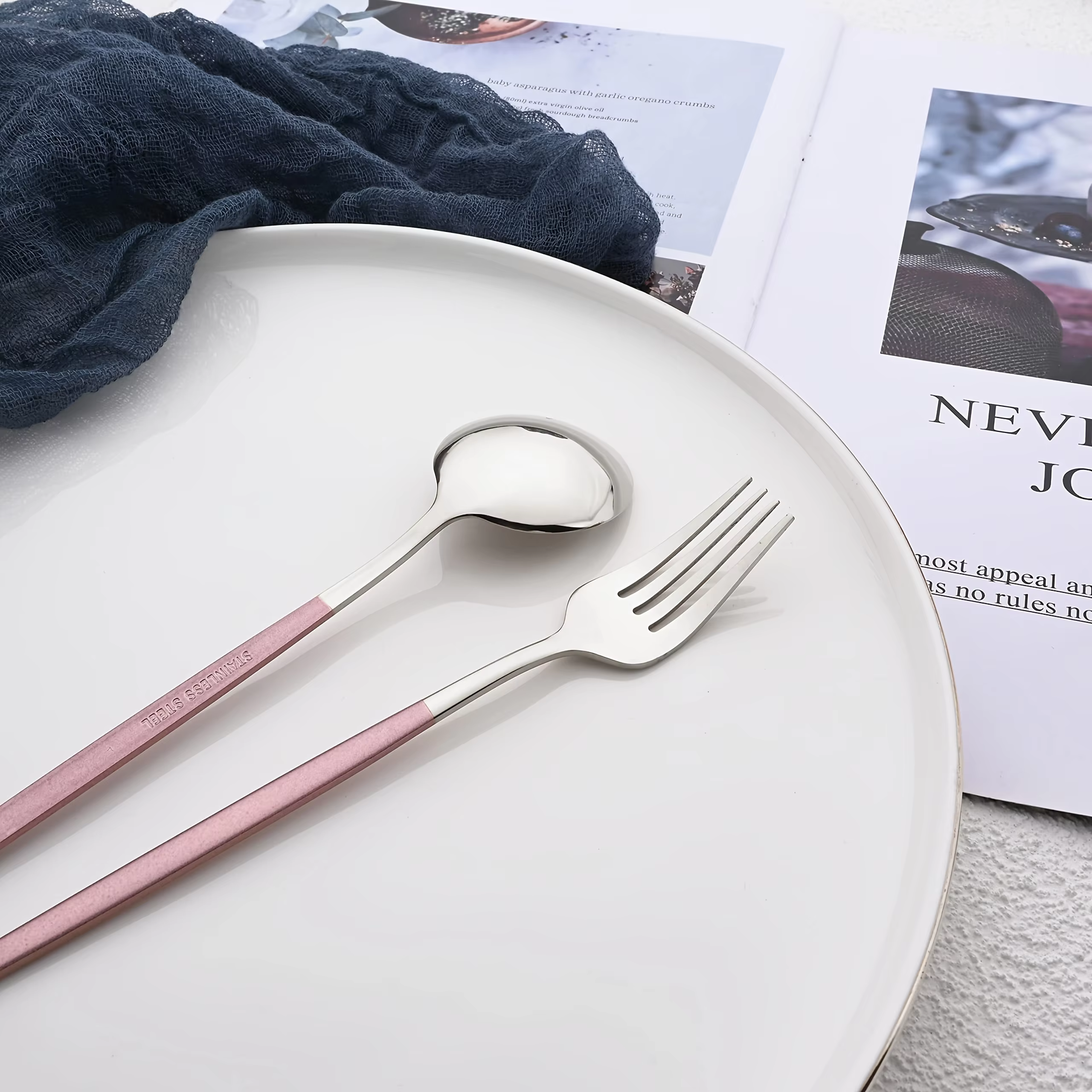 Ensemble de couverts en acier inoxydable de 16 pièces, design élégant argenté et rose, comprenant une fourchette et une cuillère, adapté pour les