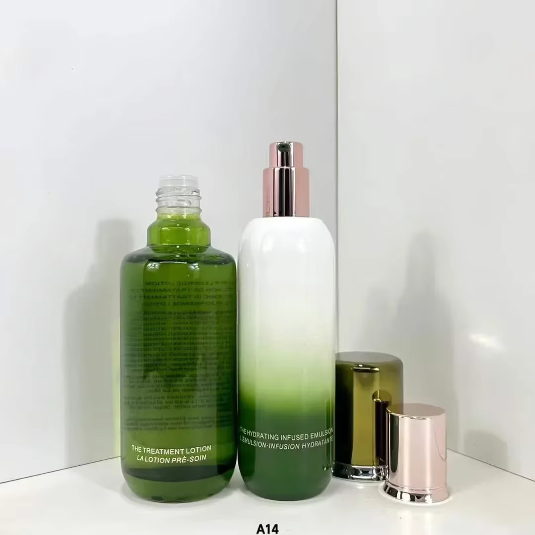 La Lotion Traitante 150ml, l'émulsion infusante 125ml, l'outil de maquillage