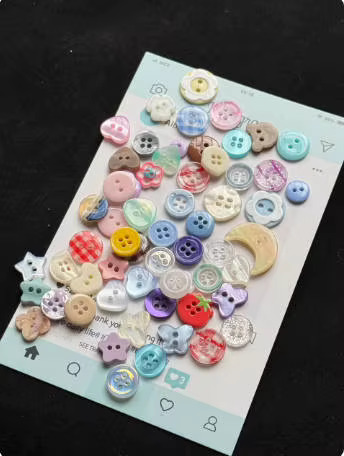 40 pièces de boutons couleur crème, boîte surprise, styles variés, style Ins, pour la décoration de carnets, accessoires de vêtements de poupées DIY et la fabrication de bijoux perlés