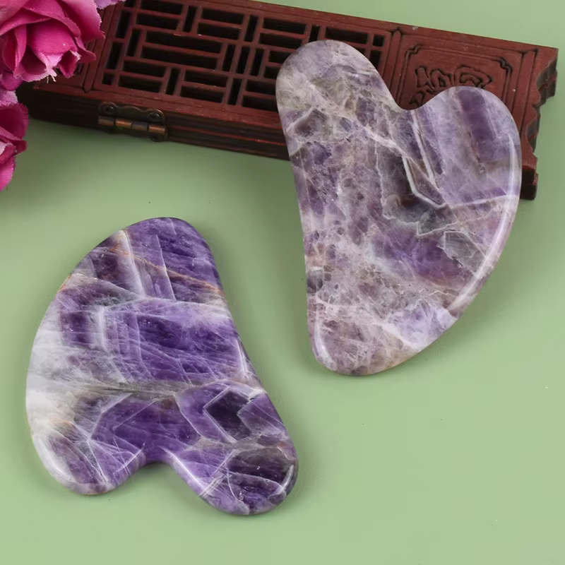 Outil Gua Sha en améthyste pour le visage