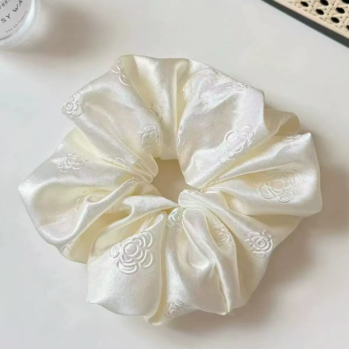 Écharpe carrée en satin blanc crème camélia haut de gamme, style scrunchie, accessoires de cheveux pour femmes, tendance et élégante