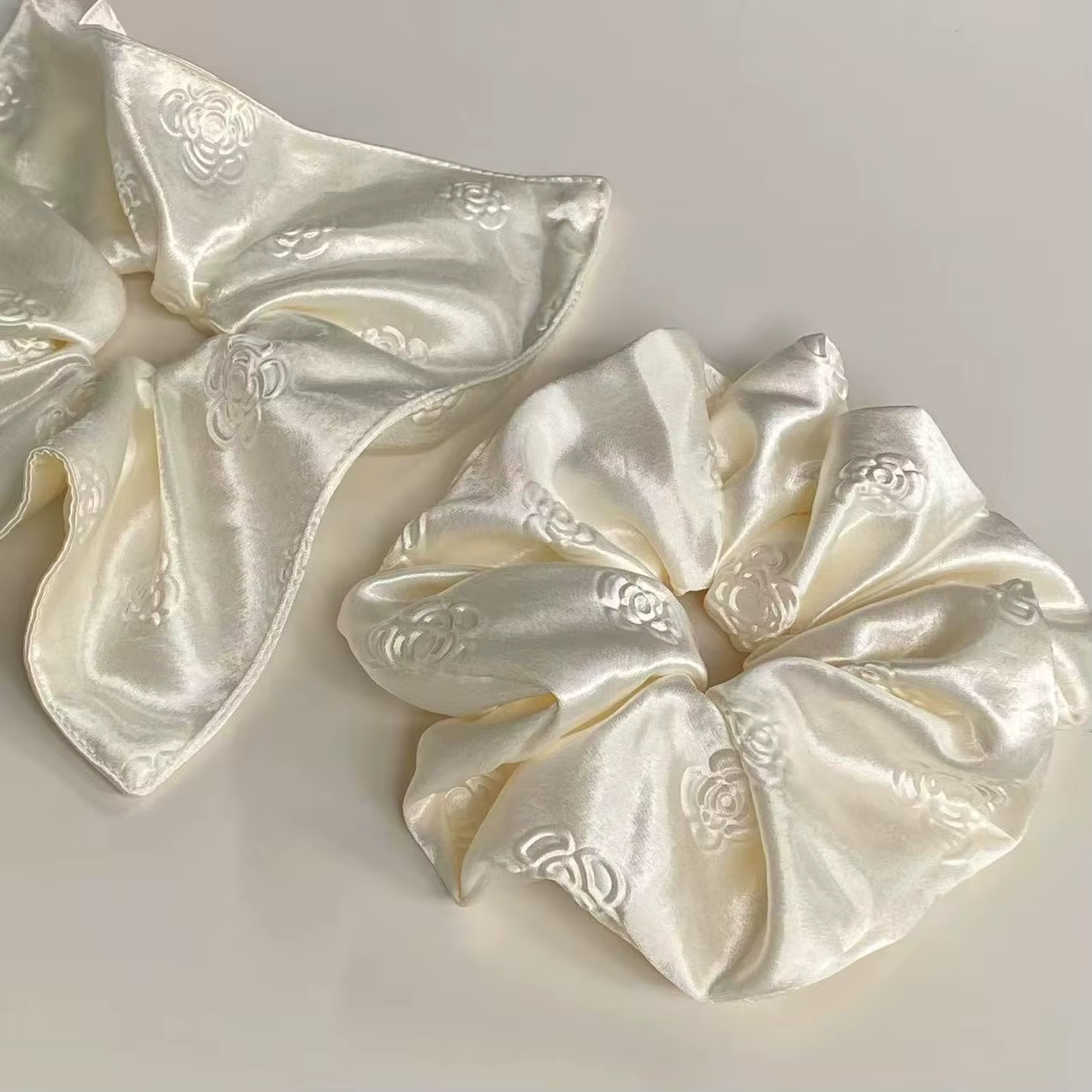 Écharpe carrée en satin blanc crème camélia haut de gamme, style scrunchie, accessoires de cheveux pour femmes, élégance et tempérament