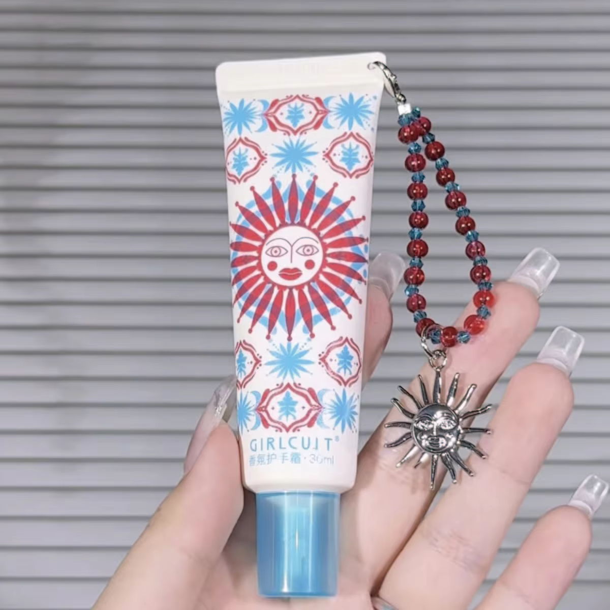Crème pour les mains parfumée Girlcult avec porte-clés